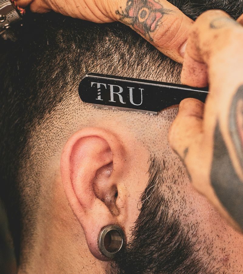 Acabamento na navalha em corte masculino na Barbearia Hebreus